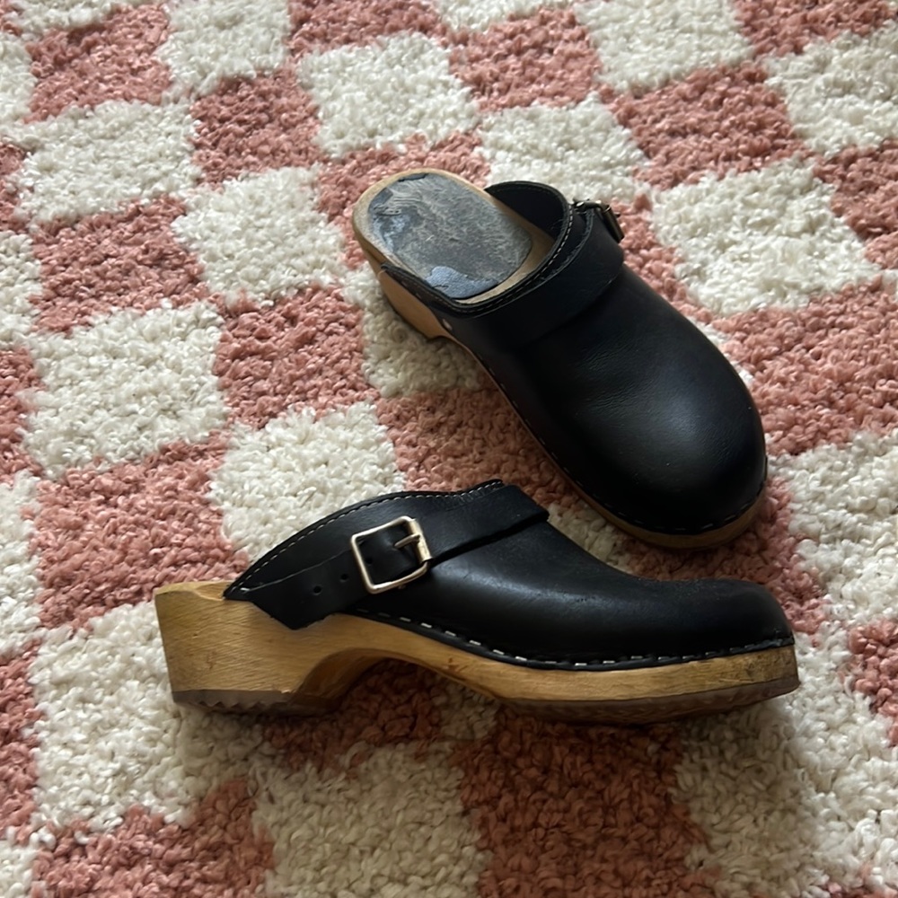 Alma MIA black Swedish clogs